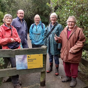 2026 April SERN Autumn field trip to Thomsons Bush. Left, Judy, with 3 other FoTB members, plus Jenny, right, F&B visitor.